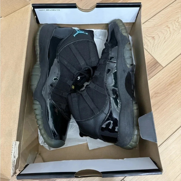AIR JORDAN 11 RETRO - Picture 2 of 11